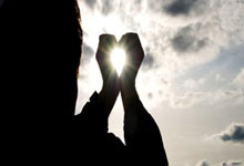 球员因病缺席比赛同队合作推进：逆境中绽放的团队力量